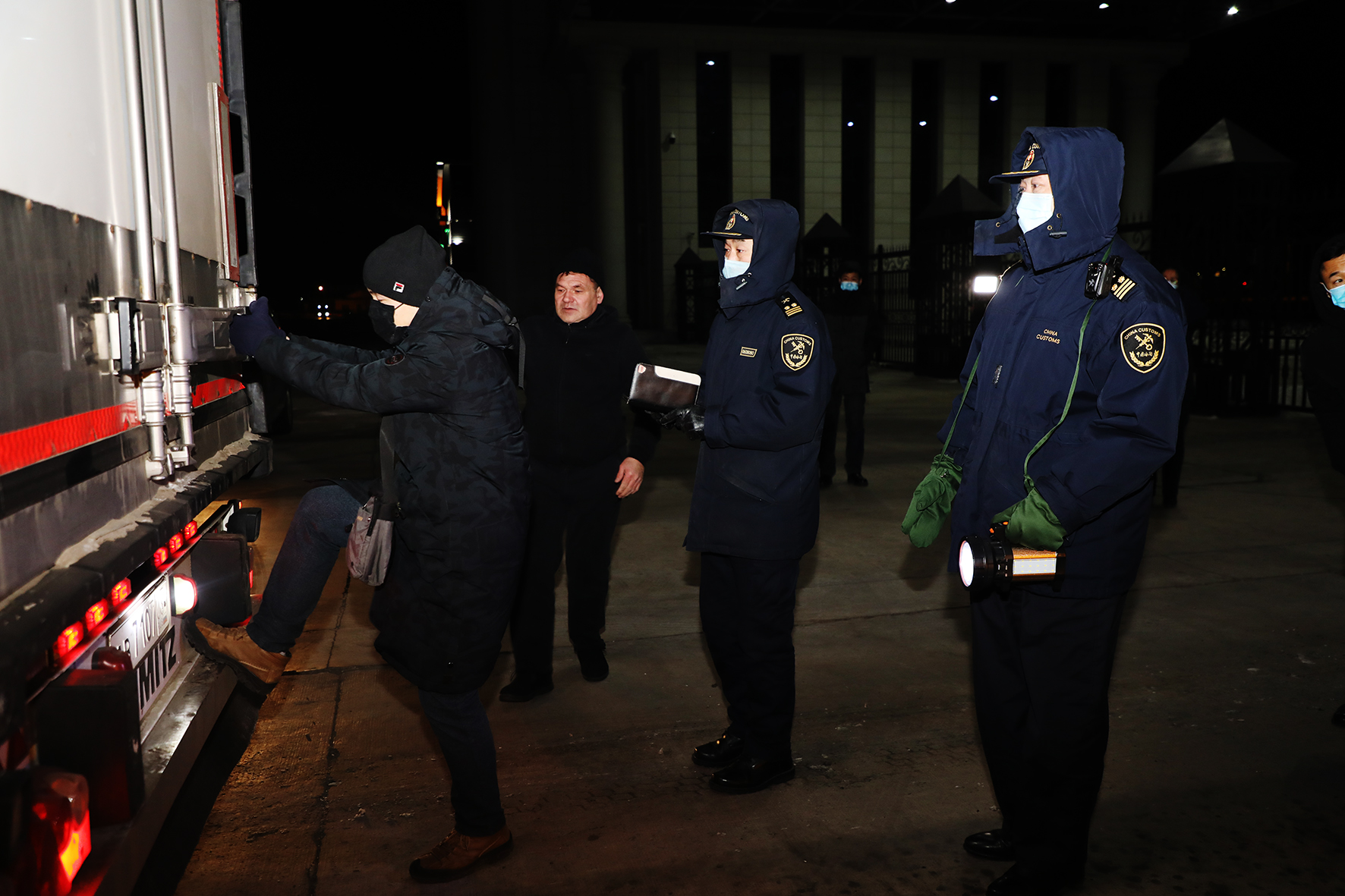 图为：海关关员快速验放防疫物资.jpg